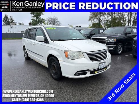 Used 2011 Chrysler Town & Country Touring FWD image 1