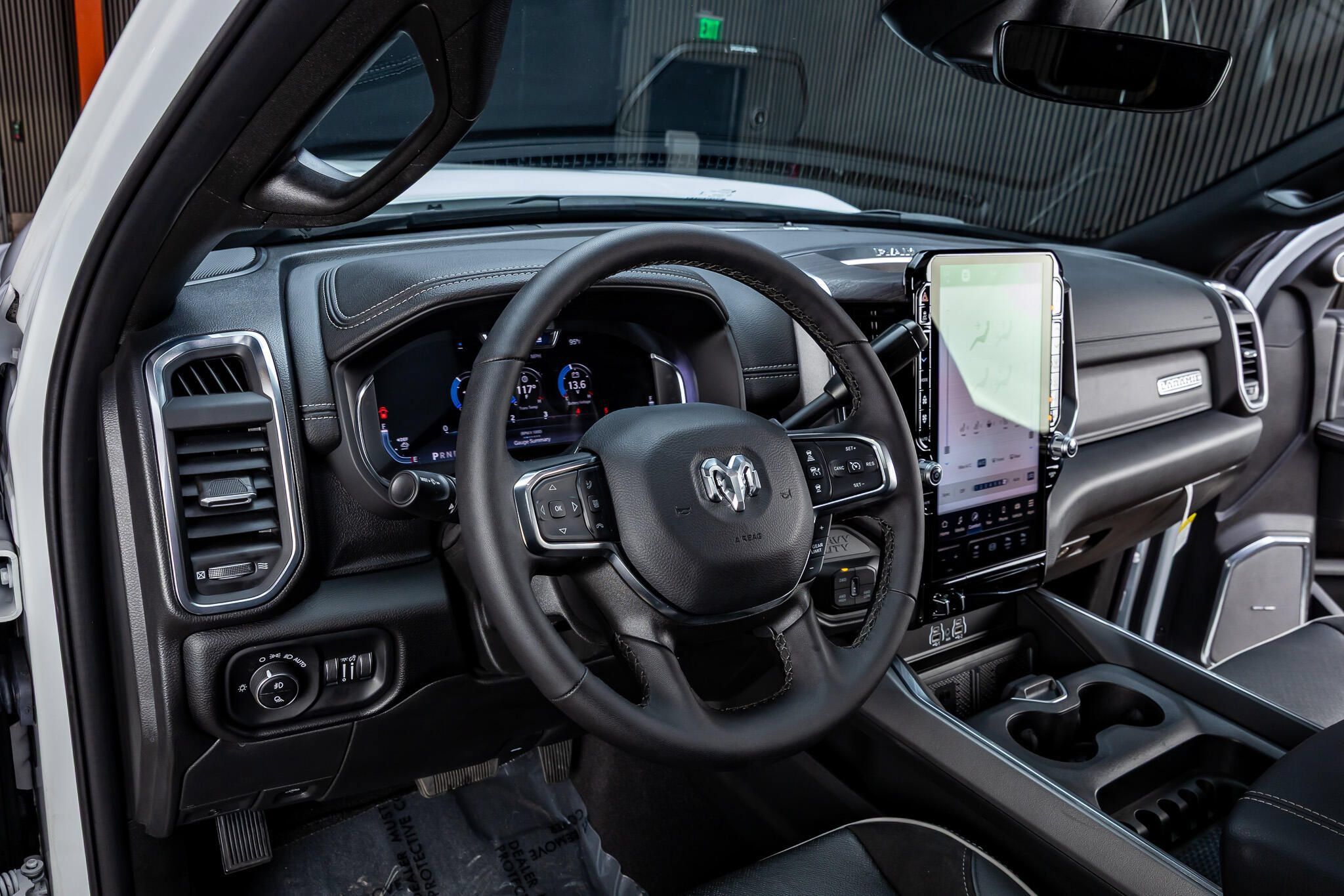 Used 2025 RAM 2500 Laramie AWD/4WD image 17
