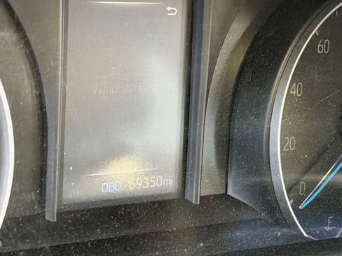 Used 2022 Toyota Venza LE image 9