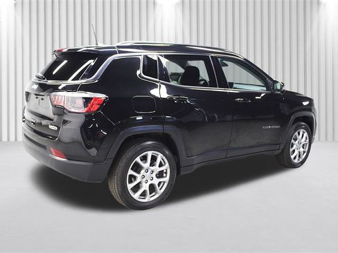 Certified 2022 Jeep Compass Latitude w/ Sun and Sound Group AWD/4WD image 3