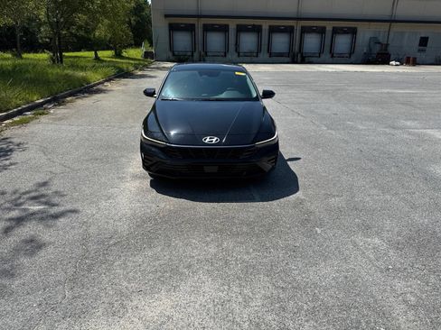 Certified 2025 Hyundai Elantra Limited FWD image 7