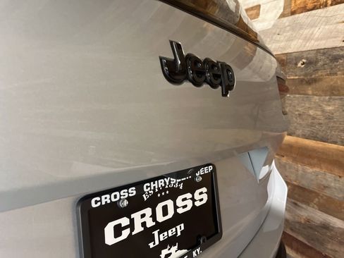 Used 2024 Jeep Grand Cherokee L Laredo image 19