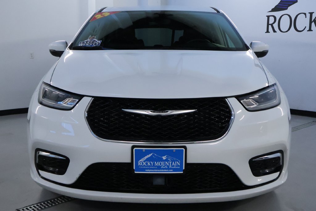 Used 2023 Chrysler Pacifica Touring-L FWD image 2