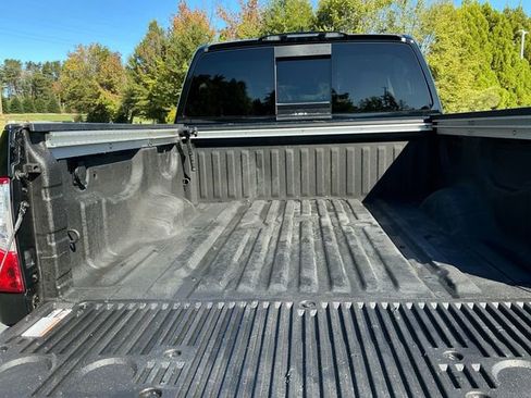 Used 2024 Nissan Titan SV w/ SV Convenience Package image 19
