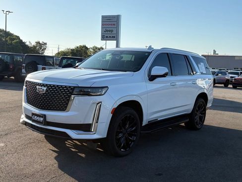 Used 2024 Cadillac Escalade Premium Luxury AWD/4WD image 3
