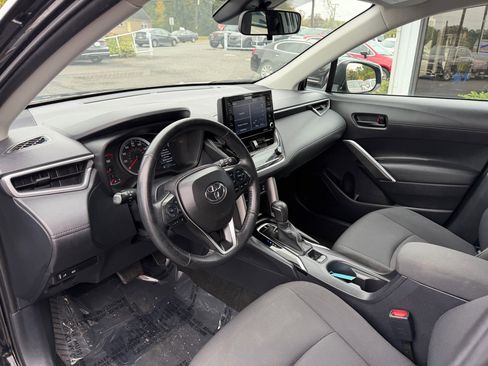Used 2022 Toyota Corolla Cross LE image 10