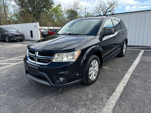 Used 2019 Dodge Journey SE image 1