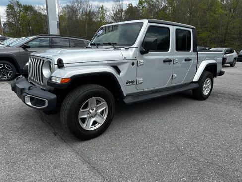 Used 2022 Jeep Gladiator Sport AWD/4WD image 2