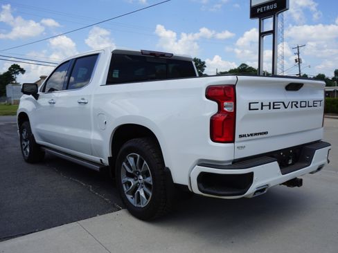 Used 2020 Chevrolet Silverado 1500 High Country w/ Technology Package AWD/4WD image 3