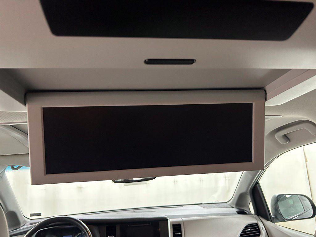Used 2017 Toyota Sienna XLE Premium AWD/4WD image 16