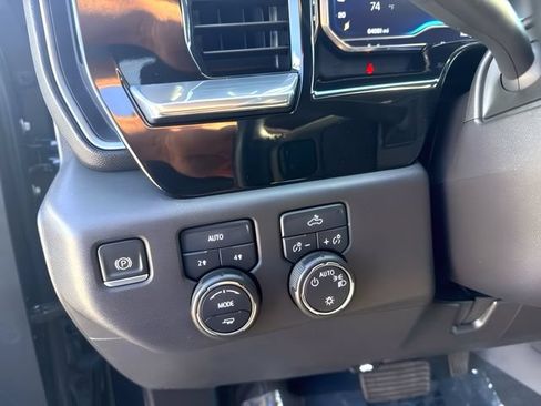 Used 2023 Chevrolet Silverado 1500 LT AWD/4WD image 15