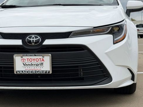 Certified 2025 Toyota Corolla LE image 9