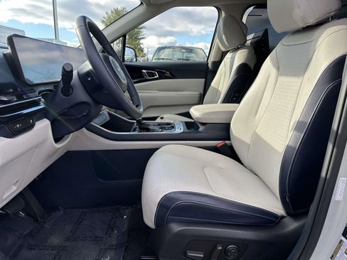 Used 2025 Kia Carnival SX Prestige image 22