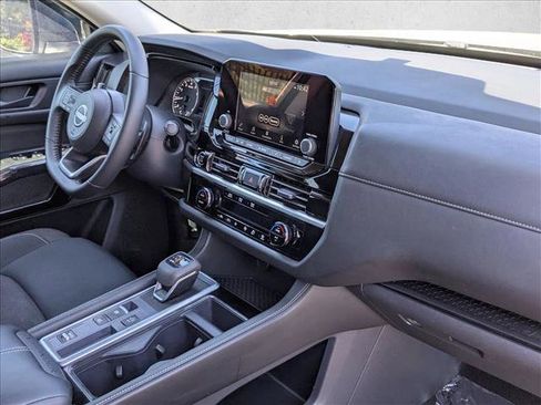 Used 2024 Nissan Pathfinder SV image 21