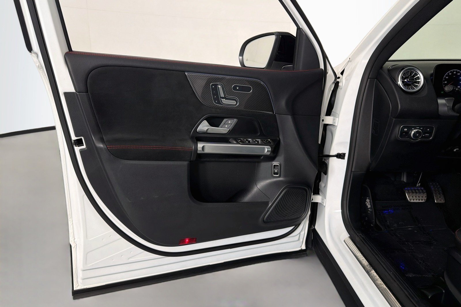 Used 2024 Mercedes-Benz GLB 250 image 21