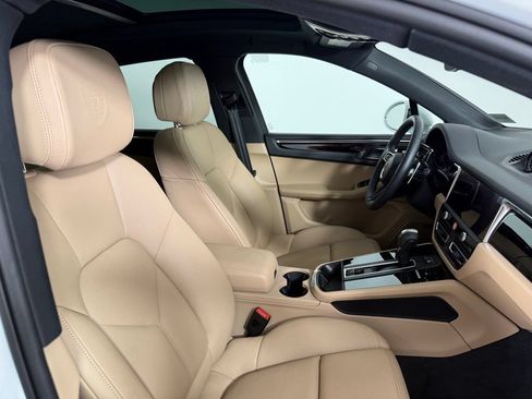 Certified 2026 Porsche Macan AWD/4WD image 16