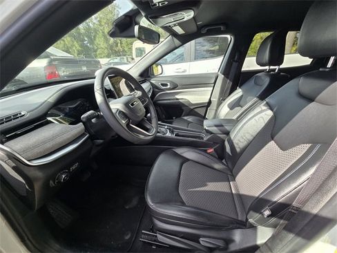 Used 2024 Jeep Compass Latitude image 4