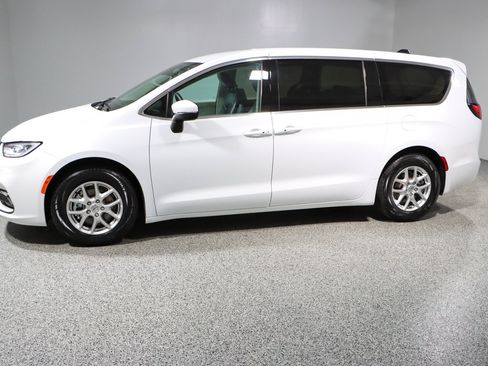 Used 2023 Chrysler Pacifica Touring-L FWD image 10