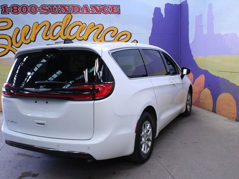 Used 2025 Chrysler Pacifica Select image 8