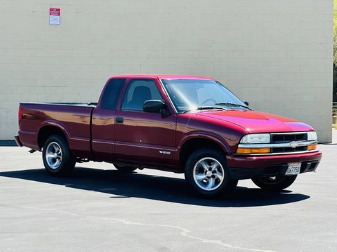 Used 2002 Chevrolet S10 Pickup LS w/ LS Preferred Equipment Group RWD image 2