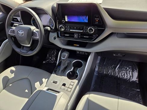 Certified 2025 Toyota Highlander XLE image 18
