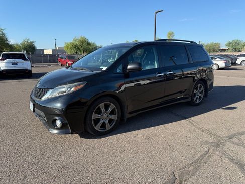 Used 2017 Toyota Sienna SE FWD image 1