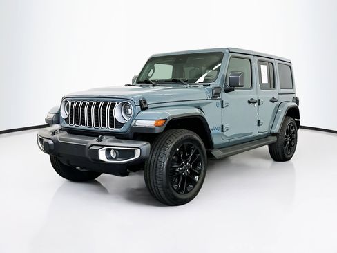 Used 2025 Jeep Wrangler Sahara image 3
