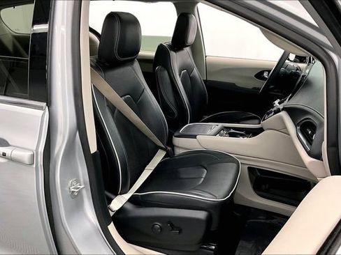 Used 2024 Chrysler Pacifica Limited image 8