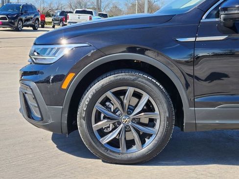 Used 2023 Volkswagen Tiguan SE w/ Panoramic Sunroof Package image 9