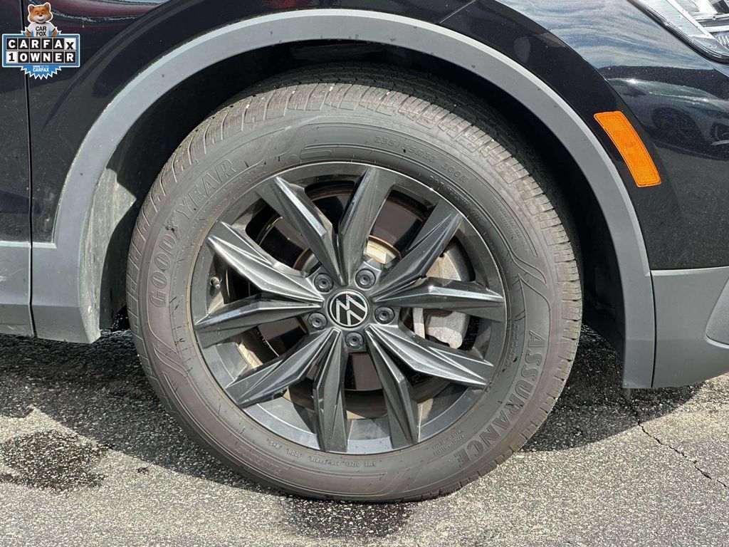 Used 2024 Volkswagen Tiguan SE w/ Panoramic Sunroof Package AWD/4WD image 7