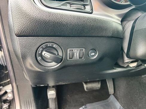 Used 2022 Dodge Challenger SXT image 14