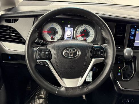 Used 2017 Toyota Sienna SE FWD image 16