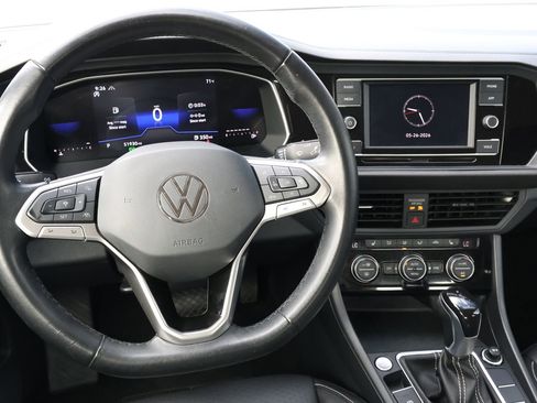 Used 2024 Volkswagen Jetta SE FWD image 16