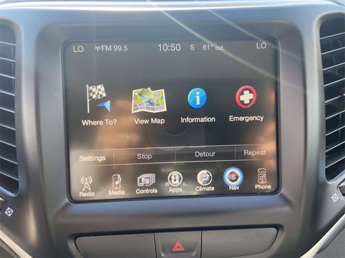 Used 2018 Jeep Cherokee Latitude Plus w/ Comfort/Convenience Group image 20