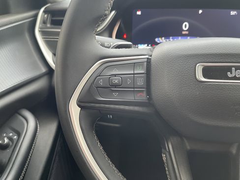 Used 2023 Jeep Grand Cherokee L Laredo image 17