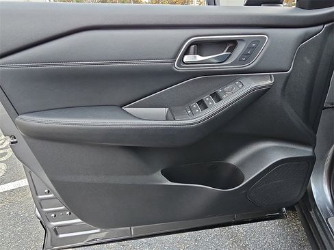 Certified 2025 Nissan Rogue Platinum image 13