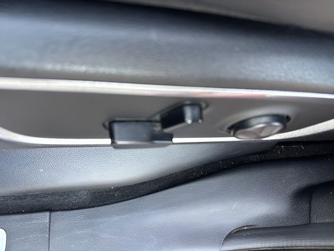 Used 2019 RAM 1500 Laramie AWD/4WD image 11