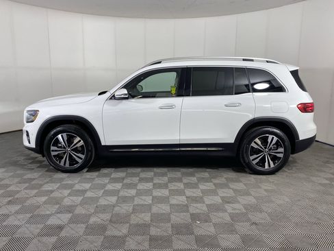 Used 2025 Mercedes-Benz GLB 250 4MATIC image 2