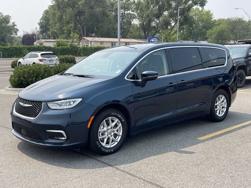 Used 2023 Chrysler Pacifica Touring-L FWD image 3