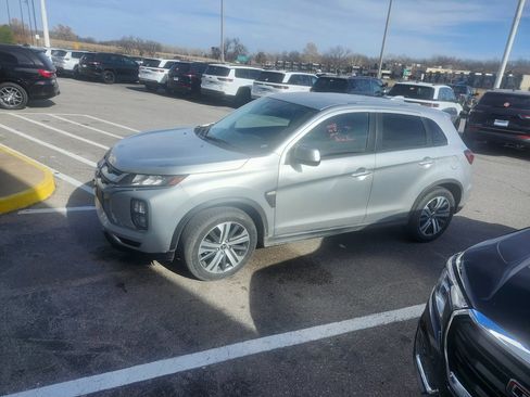 Used 2024 Mitsubishi Outlander SE image 1