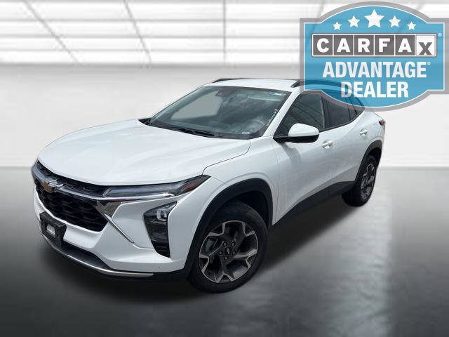Used 2025 Chevrolet Trax LT FWD image 2