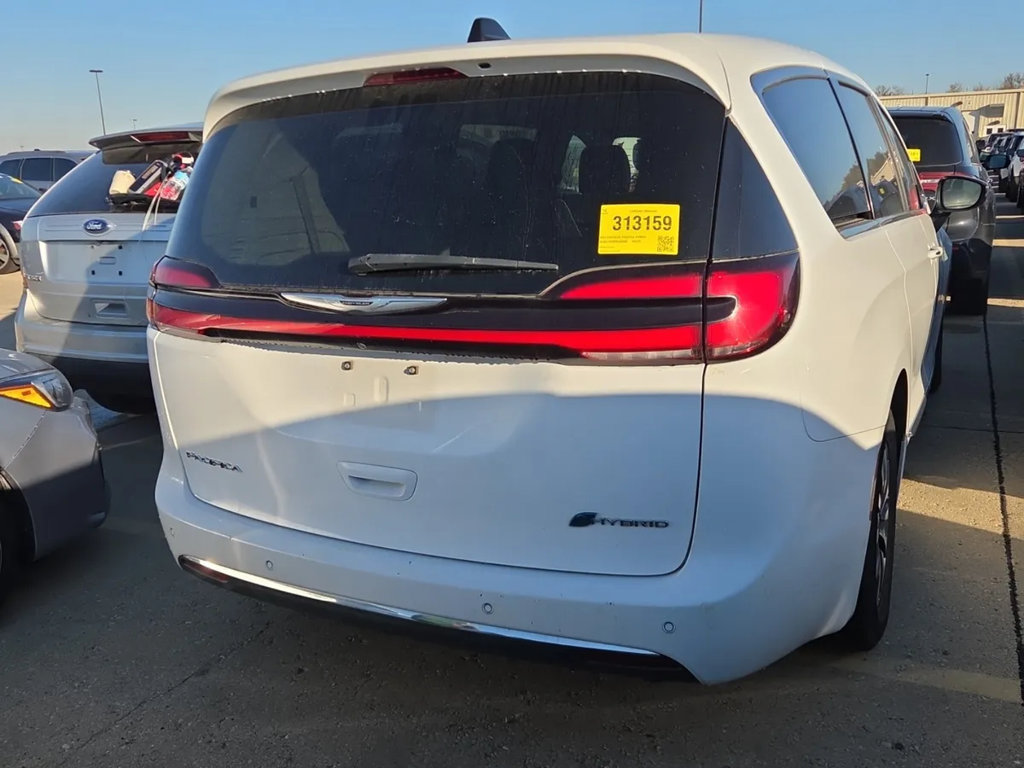 Used 2023 Chrysler Pacifica Limited FWD image 4