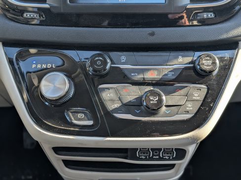 Used 2023 Chrysler Voyager LX image 22