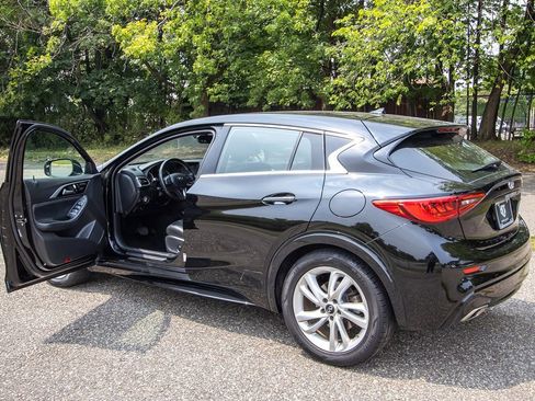 Used 2017 INFINITI QX30 w/ Cargo Package image 7