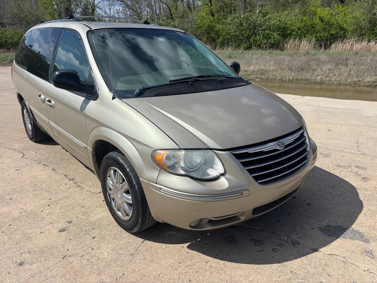 Used 2005 Chrysler Town & Country Limited w/ Trailer Tow Group FWD image 4