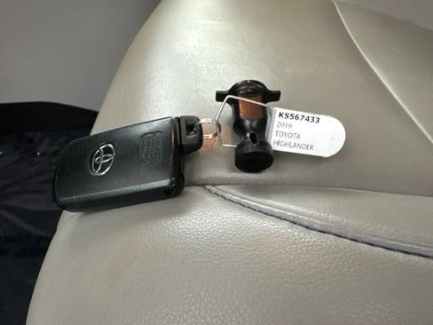Used 2019 Toyota Highlander XLE w/ Protection Package #3 AWD/4WD image 29