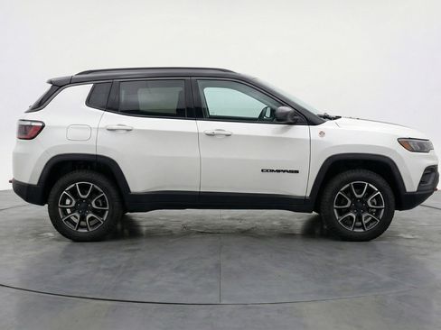 Used 2025 Jeep Compass Trailhawk image 5