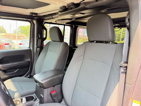 Used 2018 Jeep Wrangler Unlimited Sport S AWD/4WD image 13