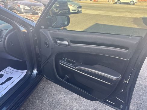 Used 2019 Chrysler 300 S AWD/4WD image 18