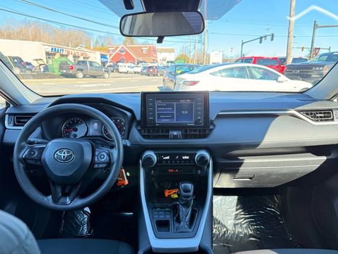 Used 2021 Toyota RAV4 LE AWD/4WD image 18